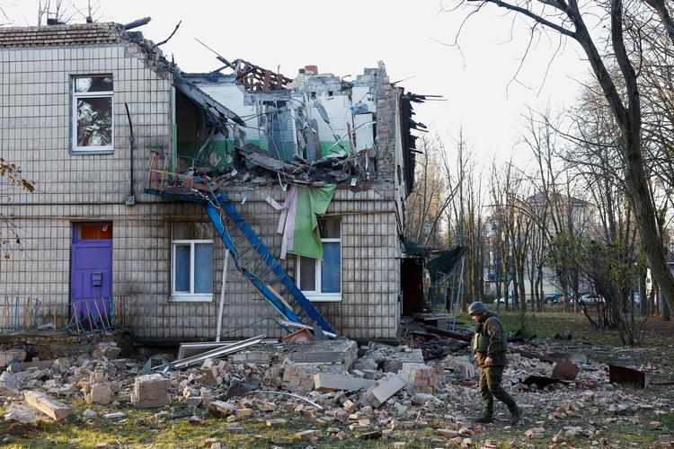 En børnehave er blandt de ødelagte bygninger i Kyiv efter et russisk droneangreb. Foto: Valentyn Ogirenko/Ritzau Scanpix