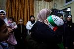 23-årige Asil al-Titi fra den besatte Vestbred genforenes fredag med familie og venner efter at være blevet løsladt fra israelsk fængsel som en del af udvekslingen af israelske gidsler og fængslede palæstinensere.  Foto: Zain Jaafar/Ritzau Scanpix
