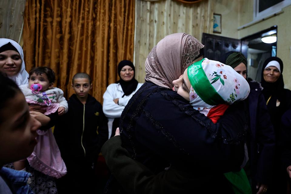 23-årige Asil al-Titi fra den besatte Vestbred genforenes fredag med familie og venner efter at være blevet løsladt fra israelsk fængsel som en del af udvekslingen af israelske gidsler og fængslede palæstinensere.  Foto: Zain Jaafar/Ritzau Scanpix