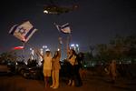 Der blev vinket med israelske flag, da en helikopter med en gruppe af de gidsler, Hamas havde frigivet, fredag lettede Schneider Children's Medical Center i Petah Tikva i Israel, et af de hospitaler, hvor gidslerne blev undersøgt efter løsladelsen.    Foto: Ronen Zvulun/Ritzau Scanpix