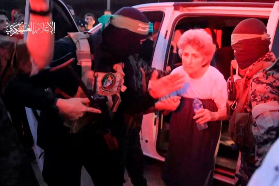 Fredag udsendte Hamas en række billeder i forbindelse med den aftalte udveksling af israelske gidsler og palæstinensiske fængselsfanger – her af et medlem af Hamas' Al-Qassam Brigade under overleveringen af et af gidslerne til International Røde Kors.  Foto: Alex Mita/Ritzau Scanpix