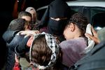 Efter hun var blevet løsladt fra israelsk fængsel som en af 39 palæstinensere, der fredag var omfattet af udvekslingsaftalen mellem Hamas og Israel, blev palæstinensiske Fatima Amarneh lørdag morgen genforenet med flere familiemedlemmer i nærheden af Jenin på Vestbredden.  Foto: Raneen Sawafta/Ritzau Scanpix