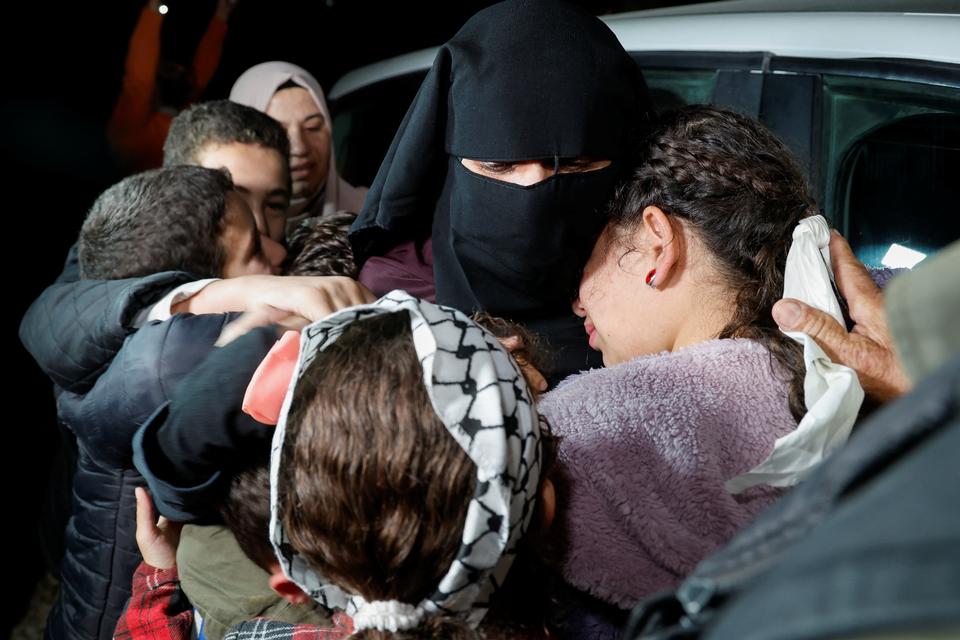 Efter hun var blevet løsladt fra israelsk fængsel som en af 39 palæstinensere, der fredag var omfattet af udvekslingsaftalen mellem Hamas og Israel, blev palæstinensiske Fatima Amarneh lørdag morgen genforenet med flere familiemedlemmer i nærheden af Jenin på Vestbredden.  Foto: Raneen Sawafta/Ritzau Scanpix