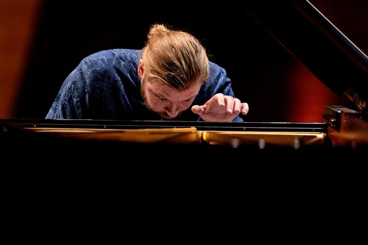 Denis Kozhukhin fotograferet, da han sidste år var solist med DR Symfoniorkestret i Koncerthuset.  Foto: Jacob Ehrbahn