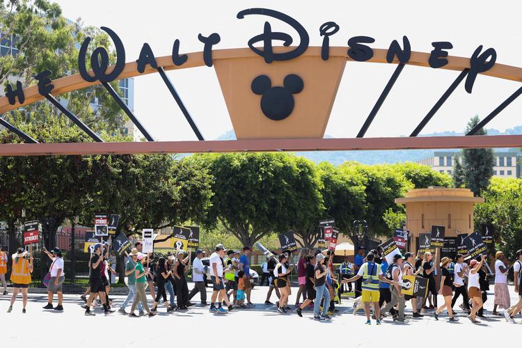 Da strejken var på sit højeste i august, dannede skuespillere og filmforfattere en blokade foran de store studier, her foran Disney i Burbank, Californien.  Foto: Mario Anzuoni/Ritzau Scanpix