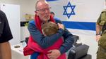 I første omgang mentes niårige Emily Hand at være blandt de 1.200 dræbte, da Hamas angreb Israel. Lørdag blev hun genforenet med sin familie efter at være blevet frigivet af Hamas sammen med 16 andre israelske gidsler. Foto: Israel Defense Forces/Ritzau Scanpix
