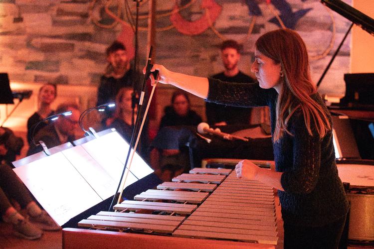 Undervandsmusikken i Sophie Søs Meyers stykke 'Antipatharia in pure water magic spell' krævede, at musikeren Irene Bianco strøg sin vibrafon med en bue. Foto: Luna Stage