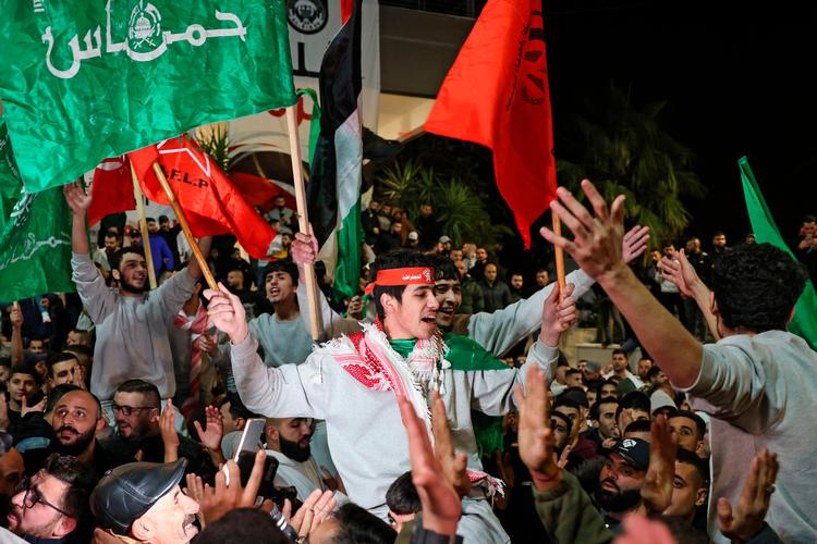 Fest i Ramallah på Vestbredden for løsladte palæstinensiske fanger fra israelske fængsler – under Hamas' grønne fane og røde bannere fra PFLP, Folke-Fronten for Palæstinas Befrielse.  Foto: Ahmad Gharabli/Ritzau Scanpix