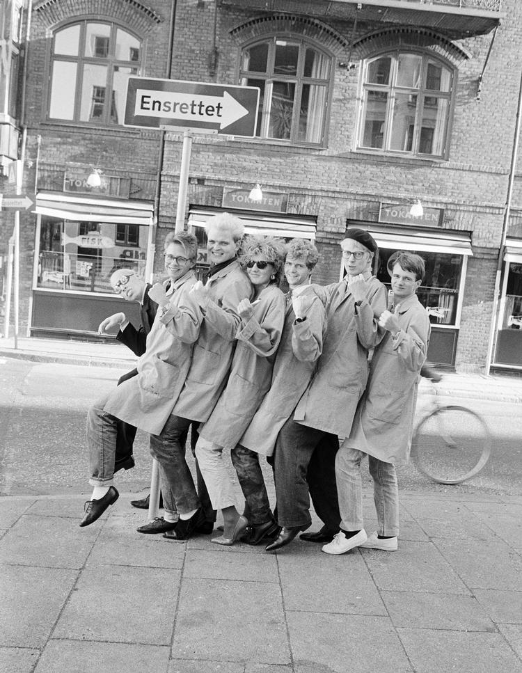 Det Neodepressionistiske Danseorkester går imod ensretningen under et besøg i København i 1986. Danseren Gorm Neergaard har listet sig foran Asger Neumann og forsanger Helge Dürrfeld.  Foto: Jesper Stormly Hansen