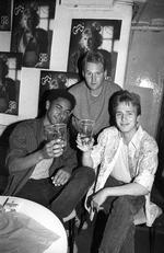 Nikolaj Peyk anno 1989 sammen med Jan Kabré (tv), der spillede amerikansk baggrundsmusik ind på 'Jul Det' Cool' direkte fra en pladespiller, og ikke-hiphopperen Einar Enemark (th), der rappede på det nu ikoniske julenummer. Foto: Ole Steen