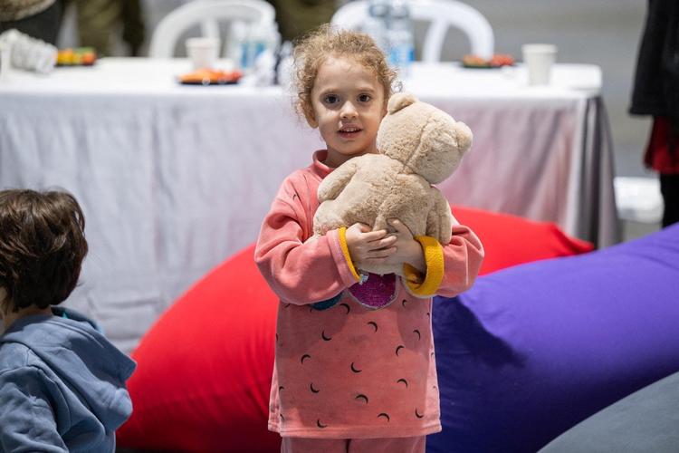 Yahel på blot 3 år blev udvekslet i weekenden efter at have været gidsel hos palæstinenserne siden 7. oktober. Hun er ikke det yngste offer for angrebet på Israel. Foto: Israeli Prime Minister's Office/Ritzau Scanpix