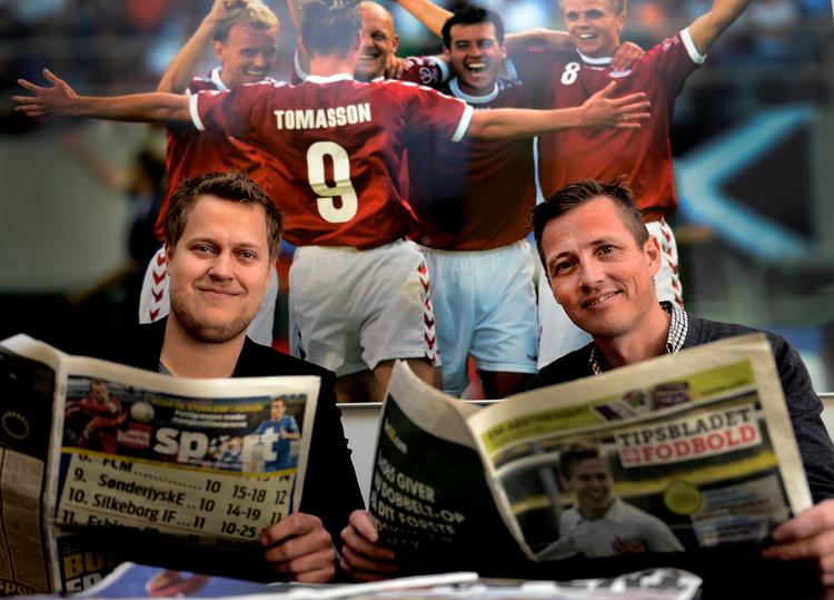 Redaktør Troels Bager Thøgersen (t.v.) oplyser i en klumme på tipsbladet.dk, at det fra næste år er slut med Tipsbladet på papir. Foto: Lars Poulsen