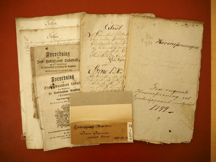 Udsnit af dokumenter i den langvarige hoverisag i Lynderupgårds arkiv i Rigsarkivet. Foto: Kenn Tarbensen