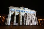 9. november i år, på årsdagen for Krystalnatten, der i 1938 fik jødeforfølgelsen til at stige voldsomt i Nazityskland, blev Brandenburg Tor i Berlin lyst op i Israels farver med davidsstjernen i toppen. Budskabet var  påmindelsen 'Aldrig mere er nu'. Foto: Lisi Niesner/Ritzau Scanpix