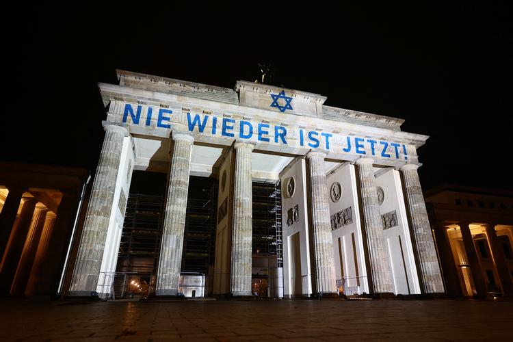 9. november i år, på årsdagen for Krystalnatten, der i 1938 fik jødeforfølgelsen til at stige voldsomt i Nazityskland, blev Brandenburg Tor i Berlin lyst op i Israels farver med davidsstjernen i toppen. Budskabet var  påmindelsen 'Aldrig mere er nu'. Foto: Lisi Niesner/Ritzau Scanpix