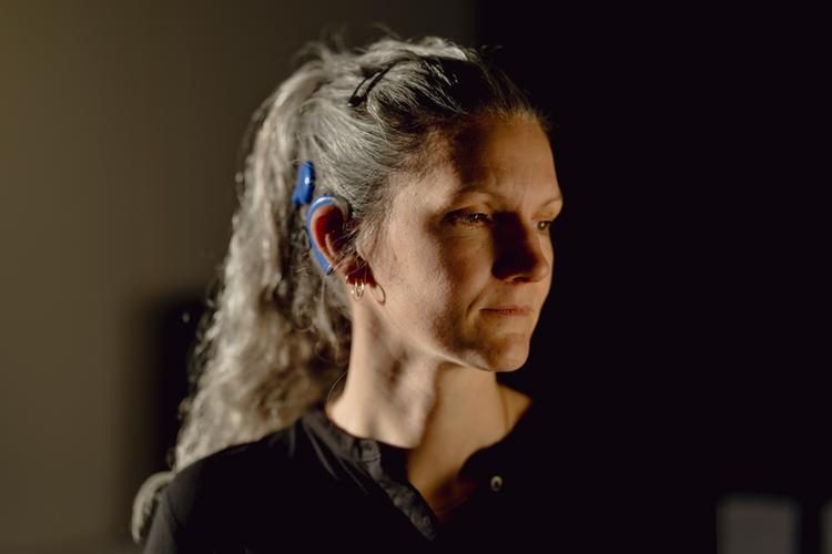Signe Mie Reüter har siden barndommen været hørehandikappet. Hun har nu et almindeligt arbejde, men det har været en lang vej til jobbet. Og hun er afhængig af hensyntagen fra kollegaer.   Foto: Benjamin Krog