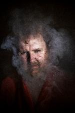 Mikkel Friis-Holm fotograferet for nogle år siden ved varmen fra sin masseovn.   Arkivfoto:  Anders Rye Skjoldjensen