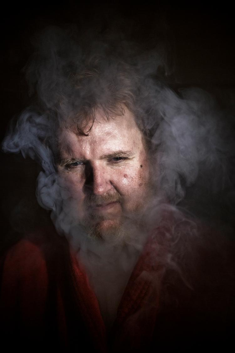 Mikkel Friis-Holm fotograferet for nogle år siden ved varmen fra sin masseovn.   Arkivfoto:  Anders Rye Skjoldjensen