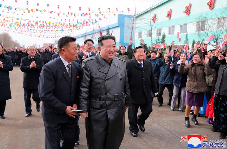 Nordkoreas leder, Kim Jong Un, fotograferet søndag, hvor han besøgte et valgsted i forbindelse med afholdelse af et lokalvalg.  Foto: Str/Ritzau Scanpix