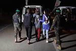 Et billede taget af Hamas viser israelske gidsler, som overleveres til Røde Kors, inden de blev fragtet videre til Israel.  Foto: -/Ritzau Scanpix