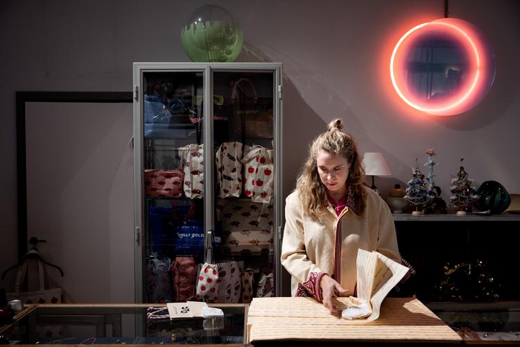 Barbara Werner måtte sidste år lukke sin butik Holly Golightly i Borgergade, på grund af manglende kunder. I det seneste år har hun forsøgt at drive butikken videre på nettet, men til februar lukker hun helt ned. Hun vurderer, at andre butikker, der ser ud til at trives i byen, også kæmper. Foto: Nichlas Pollier