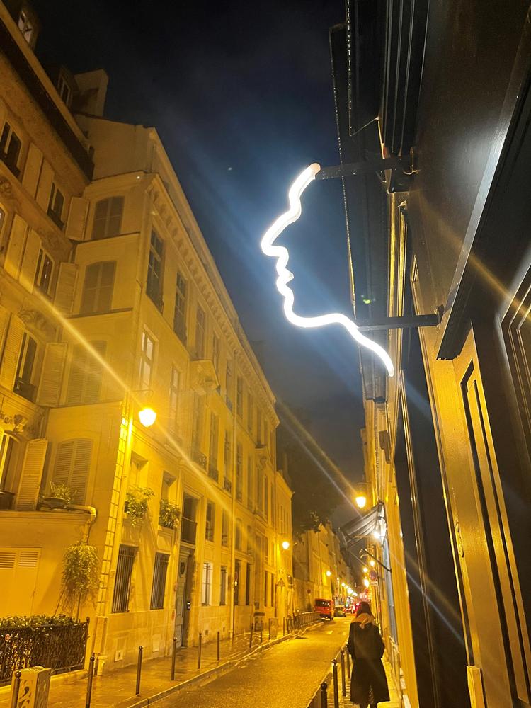 Ingen franskmand, der ser denne silhuet – og så endda bøjet i neon – vil være i tvivl om, at her hyldes sanger og provokatør Serge Gainsbourg (1928-1991). Foto: Jacob Wendt Jensen