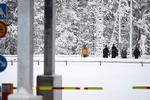 Finske grænsevagter tilbageholder to migranter ved fotograferet ved grænseovergangen i Inari i det nordlige Finland i går.  Foto: Emmi Korhonen/Ritzau Scanpix