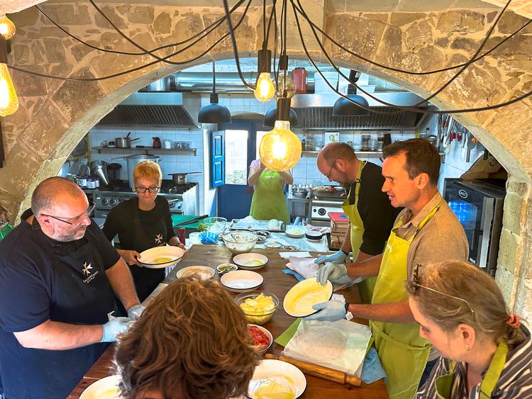 Street food på 1. sal ovenpå kokken George Zammits egen restaurant Maldonado Bistro i den gamle by på Gozo, Maltas lillebror ø.  Foto: Per Munch