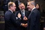 Sveriges udenrigsminister, Tobias Billström, hilser på sin tyrkiske kollega, Hakan Fidan, i Natos hovedkvarter i Bruxelles tidligere tirsdag.  Foto: Pool/Ritzau Scanpix