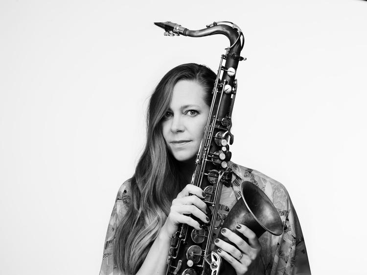Cecilie Strange (bill.) får på 'Beyond' besøg af svenske Josefine Cronholm, der foruden en traditionel vuggevise improviser hen over 'New Life'. Foto: April Records/Kennet Islandi Havgaard