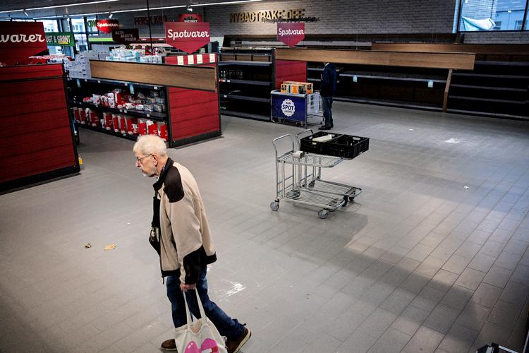 Der er ikke mange varer tilbage på hylderne i Aldi i Nyborg.  82-årige Viggo Østed er på jagt efter sukkerfri varer og solsikke- og mandelolie. Foto: Martin Lehmann