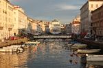 Ligesom Venedig ovre på den anden side af Adriaterhavet har Trieste en Canal Grande. Den blev anlagt af habsburgerne i midten af 1700-tallet, så bådene kunne komme helt ind i centrum med deres varer (men arkitekten var selvfølgelig venetianer). I dag ligger cafeerne tæt langs kanalen.    