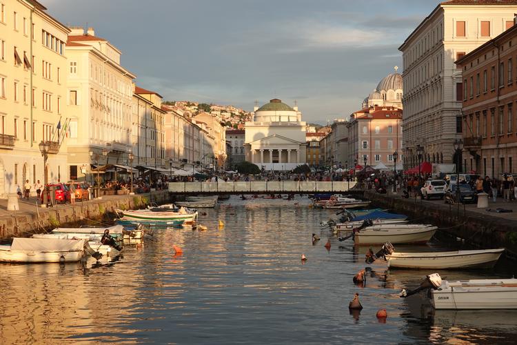 Ligesom Venedig ovre på den anden side af Adriaterhavet har Trieste en Canal Grande. Den blev anlagt af habsburgerne i midten af 1700-tallet, så bådene kunne komme helt ind i centrum med deres varer (men arkitekten var selvfølgelig venetianer). I dag ligger cafeerne tæt langs kanalen.    