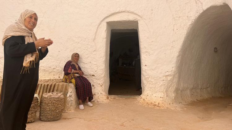 Tunesiens oprindelige indbyggere har i hundredvis af år kunnet leve i nogenlunde fred for fremmede magter i huler i det sydlige Tunesien. 