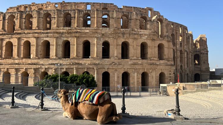 Det imponerende romerske amfiteater El Jem fra det tredje århundrede husede 35.000 tilskuere til gladiatorkampe.  