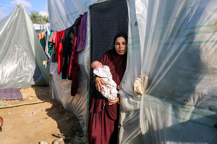 Den 23-årige palæstinenser Aya Habboub fødte datteren Tia på et hospital i det nordlige Gaza under intense bombardementer og måtte flygte, da Tia kun var fire dage gammel. Foto: Samar Abu Elouf/Ritzau Scanpix