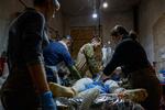 Læger behandler en såret ukrainsk soldat i Avdijivka.  Foto: Alina Smutko/Ritzau Scanpix