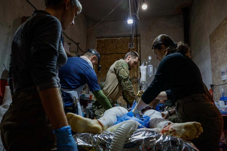 Læger behandler en såret ukrainsk soldat i Avdijivka.  Foto: Alina Smutko/Ritzau Scanpix