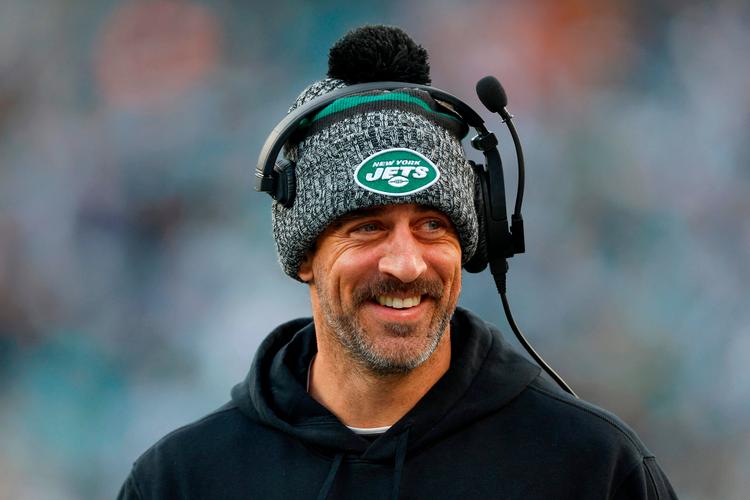 Aaron Rodgers har måttet se stort set hele sæsonen fra sidelinjen, efter at han rev sin venstre akillessene over i sin debut for New York Jets 12. september. Men tidligere på ugen fik han grønt lys til at træne med holdet igen, og han øjner angiveligt et comeback juleaften. Foto: Rich Schultz/Ritzau Scanpix