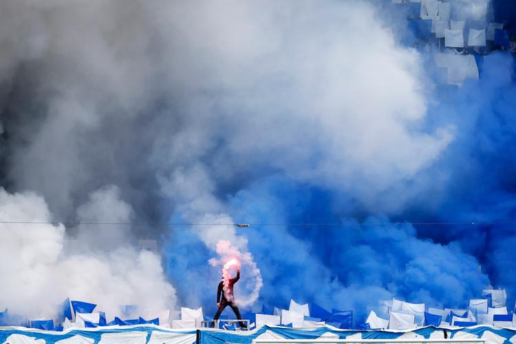 FCK's fans brugte Brøndbys besøg i Parken 12. november som anledning til at pynte lidt ekstra op på tribunerne. Det og en række andre forseelser er årsagen til, at både FCK og Brøndby nu skal betale 150.000 kr. i bøde. Foto: Jens Dresling