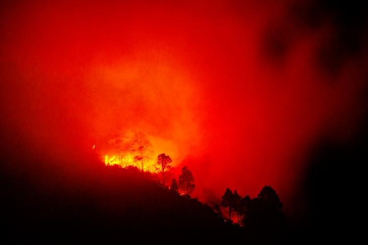Klimaforandringerne får topoverskrifter, når der er skovbrande eller stormflod. Og når det er overstået, bliver der ofte skruet ned for klimadækningen i medierne igen. Foto: Martin Lehmann