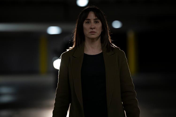 Morven Christie spiller den sorgramte revisor Lexie Noble, der kommer i menneskehænder efter sin mands død.  Foto: BritBox