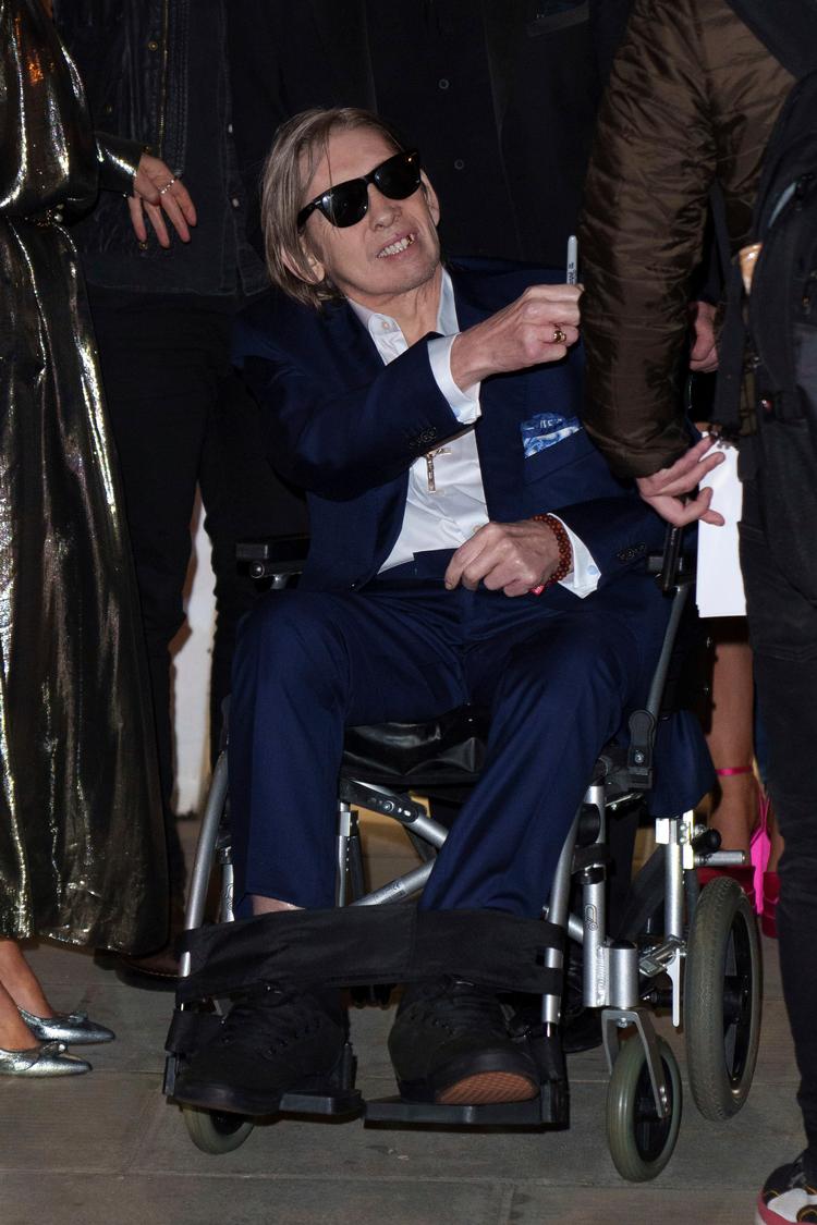 Shane MacGowan fotograferet sidste år, mens han skriver autografer ved en udstilling i London.  Foto: Scott Garfitt/Ritzau Scanpix