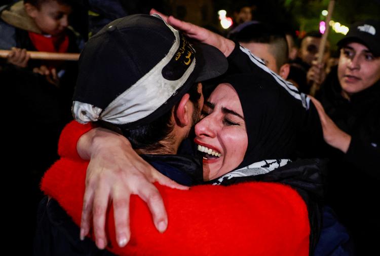 En tidligere palæstinensisk fange krammer sin mor, efter han er blevet løsladt. 1. december i Ramallah, Vestbredden. Foto: Ammar Awad/Ritzau Scanpix