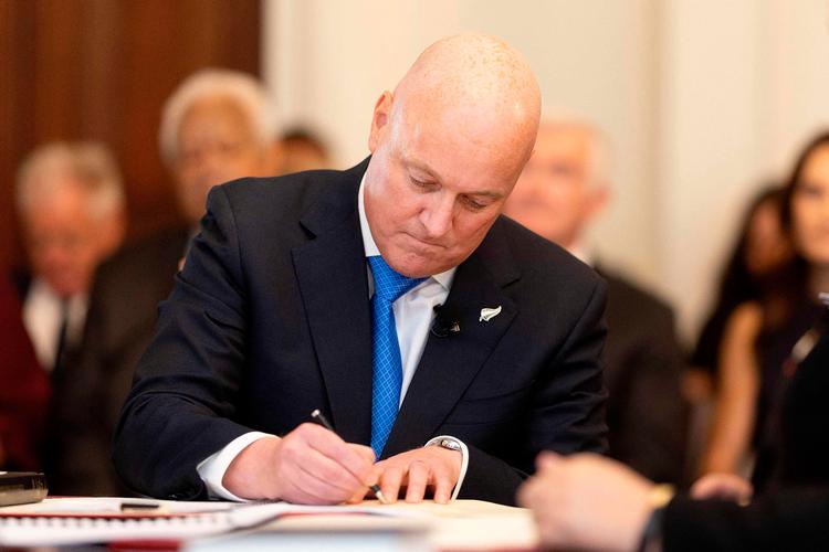 »Vi kommer til at forbyde telefoner i skoler i hele New Zealand. Vi vil have, at vores elever skal lære, og at vores lærere skal undervise«, siger Christopher Luxon. Foto: Marty Melville/Ritzau Scanpix