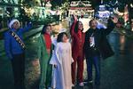 Hele Familien Jul belaver sig på at vise, at sammenhold stikker dybere end gaveræs - eller noget i den stil. Foto: Still/Amazon MGM Studios