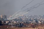 En raket affyres fra Gaza mod Israel efter at våbenhvilen fredag er blevet afløst af nye kampe. Foto: Jack Guez/Ritzau Scanpix