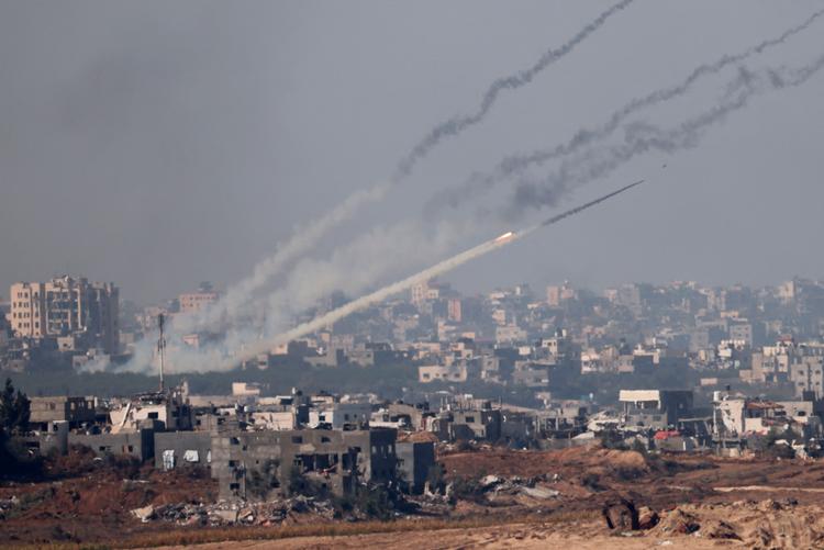 En raket affyres fra Gaza mod Israel efter at våbenhvilen fredag er blevet afløst af nye kampe. Foto: Jack Guez/Ritzau Scanpix
