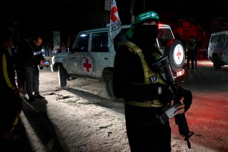 En Hamas-kriger står vagt i forbindelse med en af de seneste dages gidselsudvekslinger, som nu er sat på pause. Foto: Said Khatib/Ritzau Scanpix