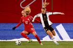 Kathrine Kühl (tv.) viste fine individuelle detaljer i første halvleg i fredagens landskamp mod Tyskland, men var mindre synlig i anden halvleg, hvor Klara Bühl (th.) scorede det afgørende mål til 3-0. Foto: Clemens Bilan/Ritzau Scanpix